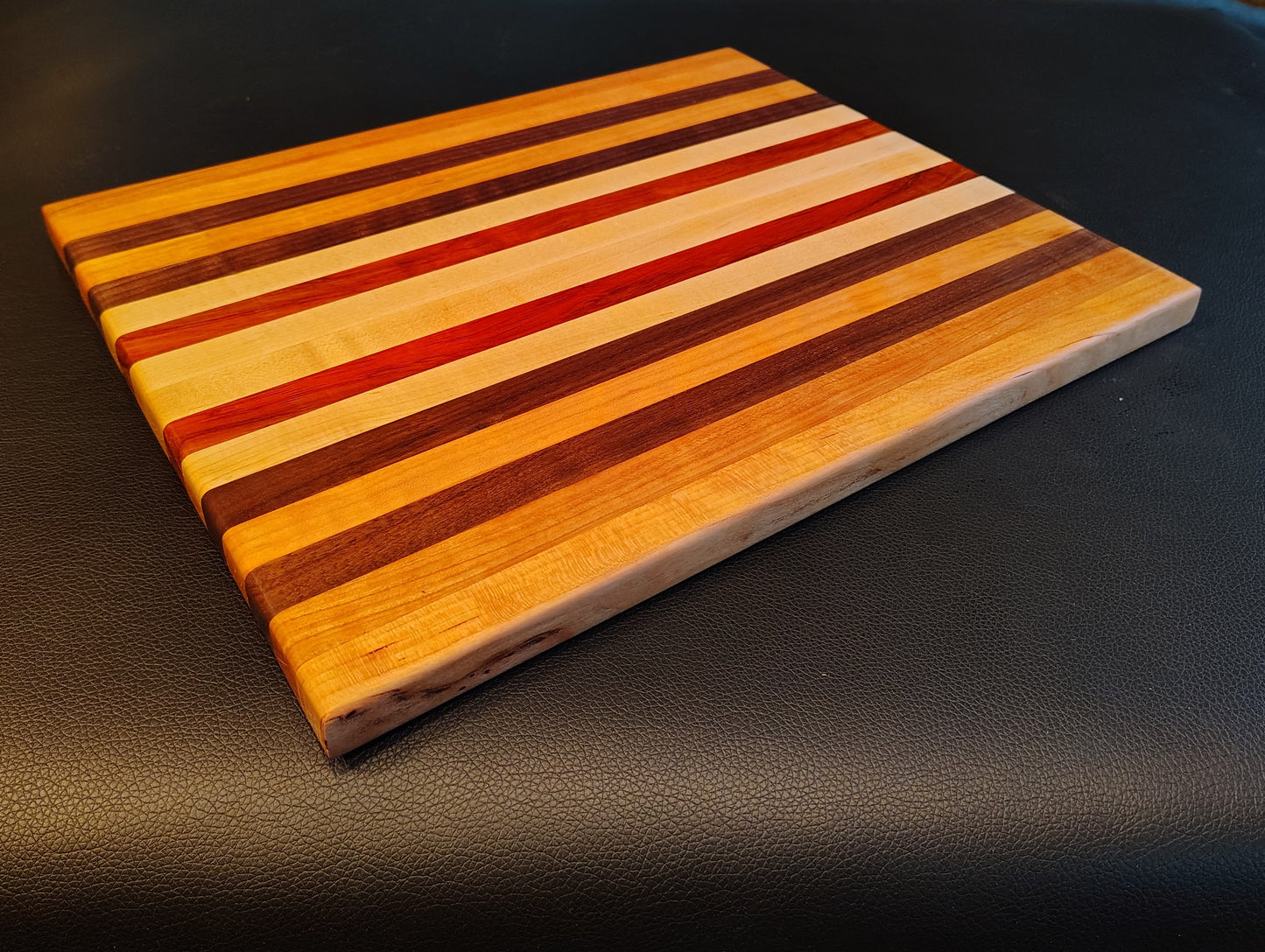 Edge-Grain Grain Cutting Board: Cherry/Walnut/Maple/Padauk