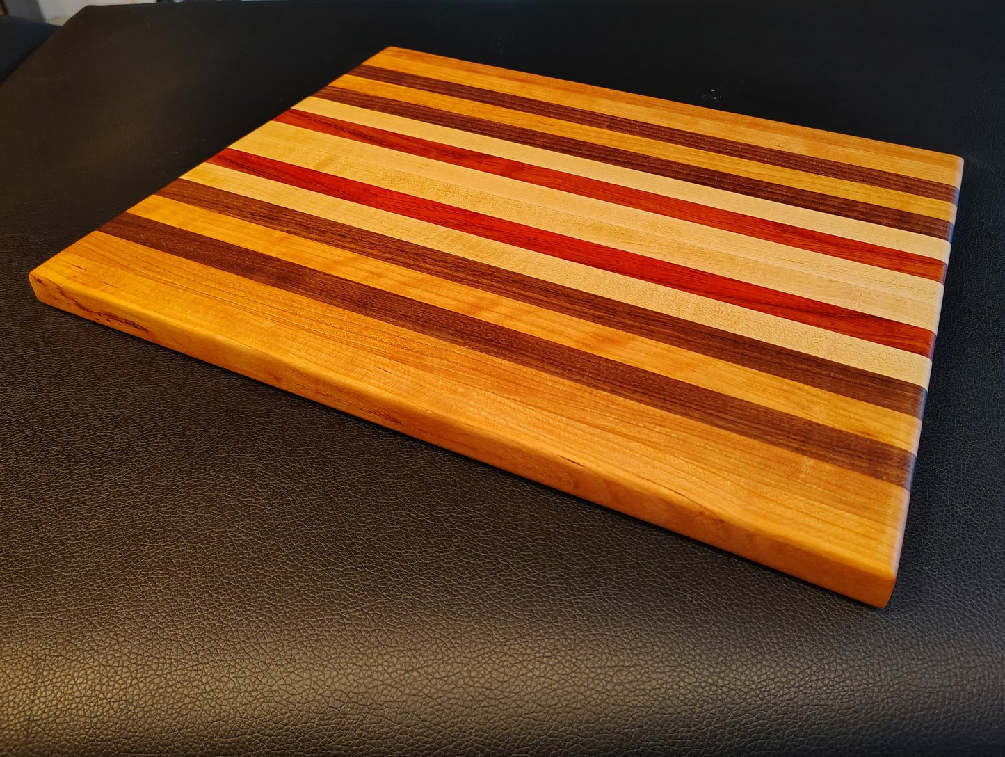 Edge-Grain Grain Cutting Board: Cherry/Walnut/Maple/Padauk